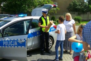 Policjanci wśród dzieci na festynie w Konopiskach.