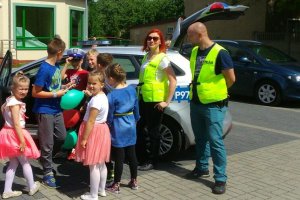 Policjanci wśród dzieci na festynie w Konopiskach.