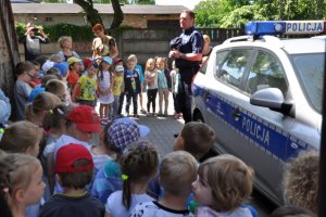 Spotkanie policjantów z przedszkolakami, prezentacja radiowozu.