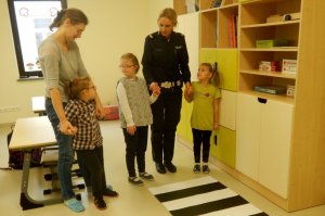 Policjantki i Sznupek u dzieci ze szkoły Pinokia
