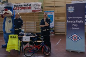 policjanci i strażacy na turnieju Jestem Bezpieczny zorganizoawnym w szkole we Mstowie