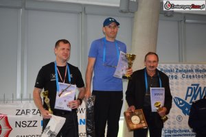 uczestnicy XI Marszobiegu Policji w Częstochowie - wręczanie nagród i medali. 3 zwycięzców stoi na podium z pucharami medalami