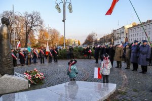 złozenie wiązanek kwiatów przed pomnikiem Ks. Jerzego Popiełuszki