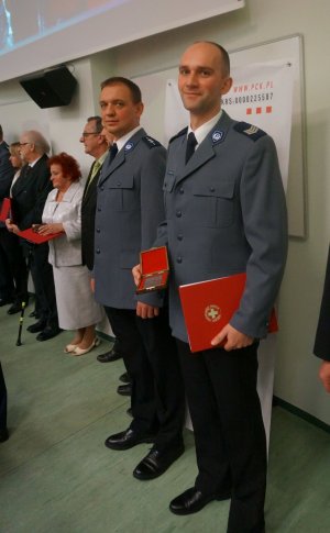 dwóch policjantów z medalami