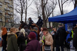 uczestnicy eventu na Placu Biegańskiego przy koniach służbowych i przy namiocie