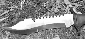 ostrze noża na trawie