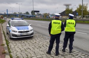 policjanci z ręcznym miernikiem prędkości stoją przy drodze krajowej nr 1 w Czestochowie