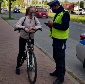 policjant legitymuje rowerzystkę