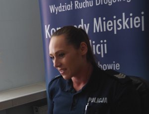 policjantka na tle napisu Wydział Ruchu Drogowego Komendy Miejskiej Policji w Częstochowie prowadzi prelekcje przez Internet