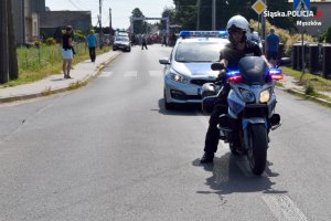 policjant na motocyklu na drodze