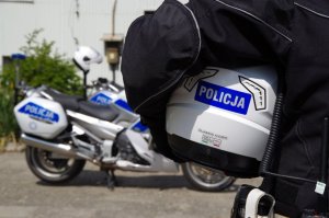 kask z napisem Policja, a w tle motocykl policyjny