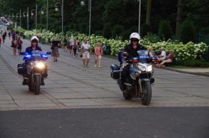 policjanci na motocyklach wjeżdżają pod jasnogórskie błonia