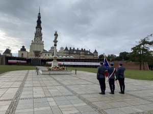 poczet sztandarowy Komendy Miejskiej Policji w Częstochowie oddaje honor na jasnogórskich błoniach
