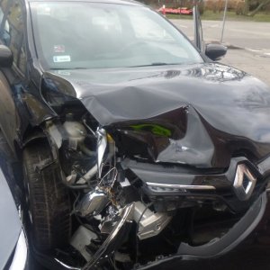 samochód z rozbitym przodem po zdarzeniu drogowym na jezdni