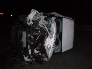 samochód z rozbitym przodem po zdarzeniu drogowym na jezdni