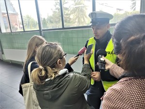 Policjant udziela wywiadu dziennikarkom