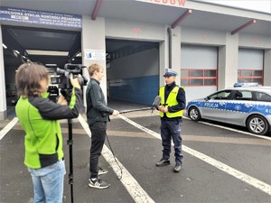 Policjant udziela wywiadu przed kamerą